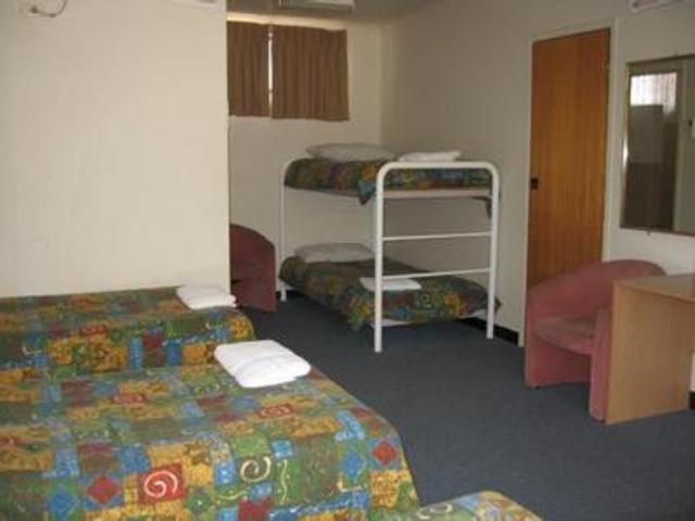 Red Cedars Motel Canberra Room photo