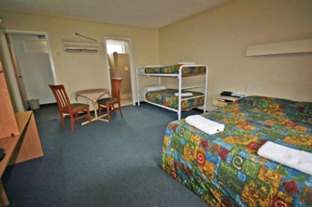 Red Cedars Motel Canberra Room photo