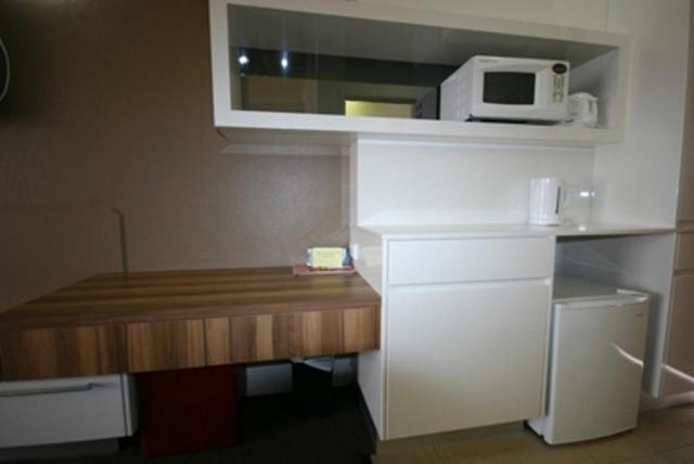 Red Cedars Motel Canberra Room photo