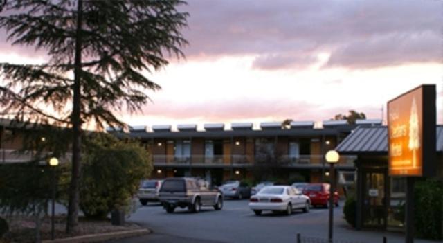 Red Cedars Motel Canberra Exterior photo