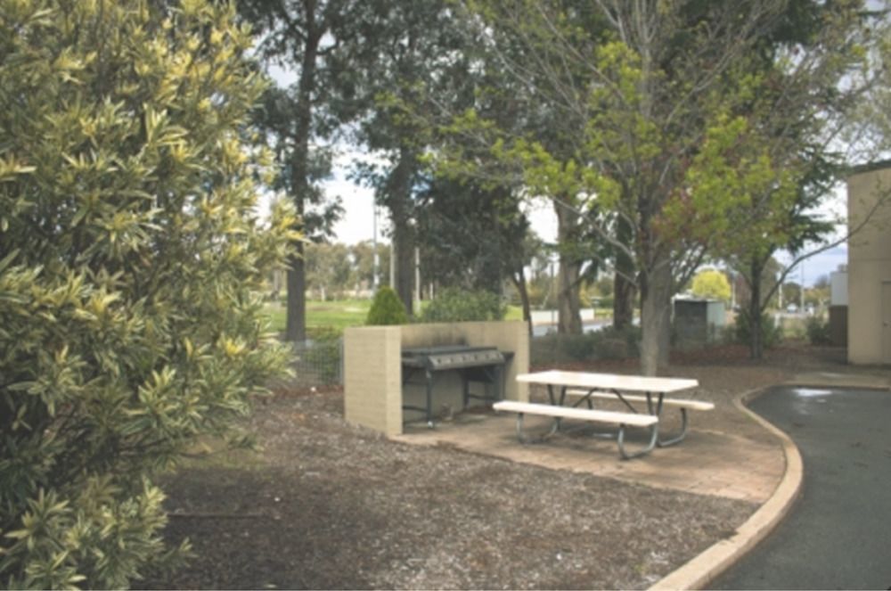 Red Cedars Motel Canberra Exterior photo
