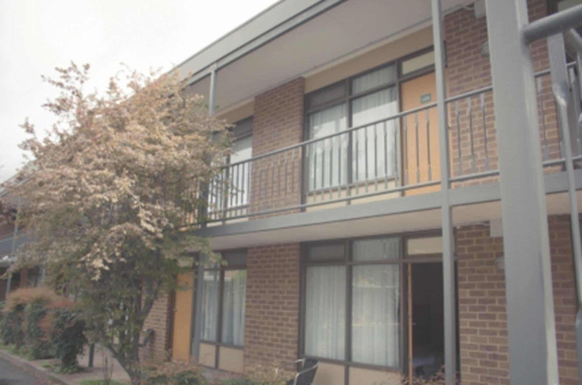 Red Cedars Motel Canberra Exterior photo