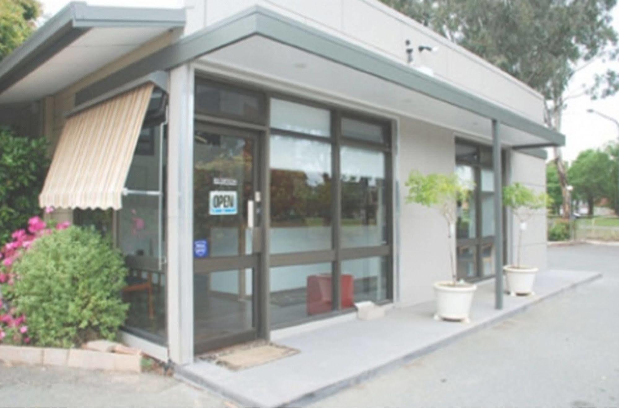 Red Cedars Motel Canberra Exterior photo