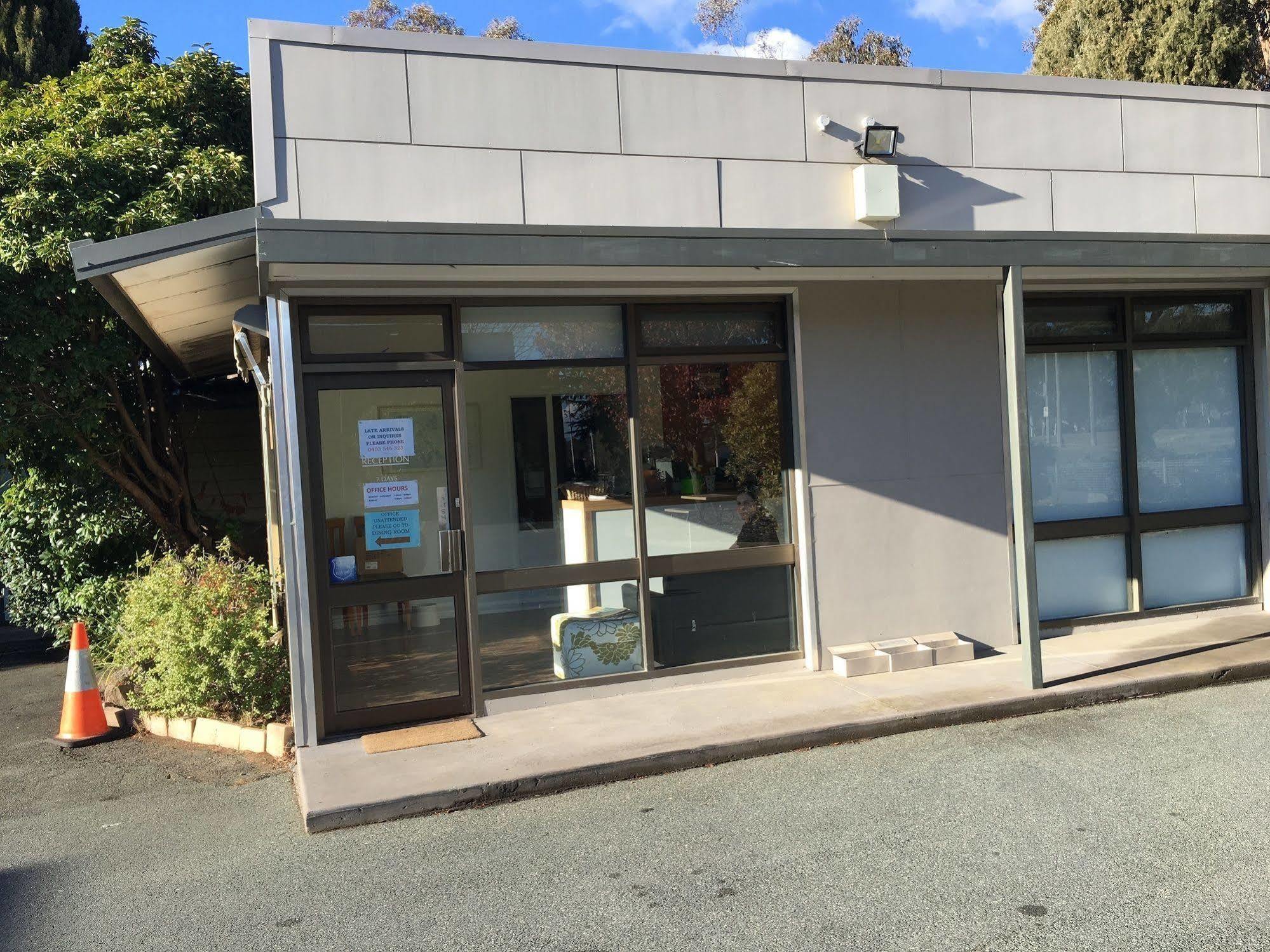 Red Cedars Motel Canberra Exterior photo