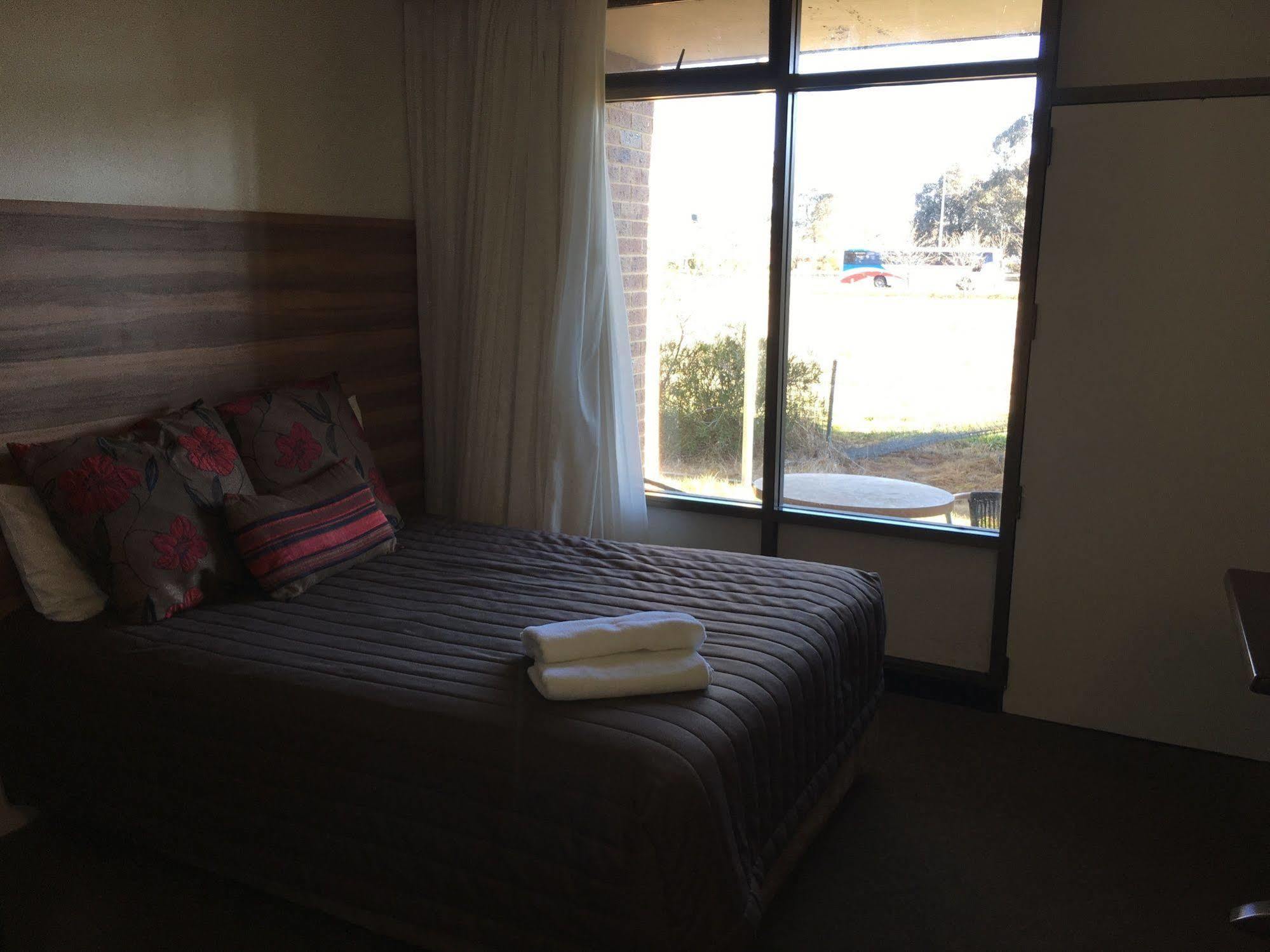 Red Cedars Motel Canberra Exterior photo