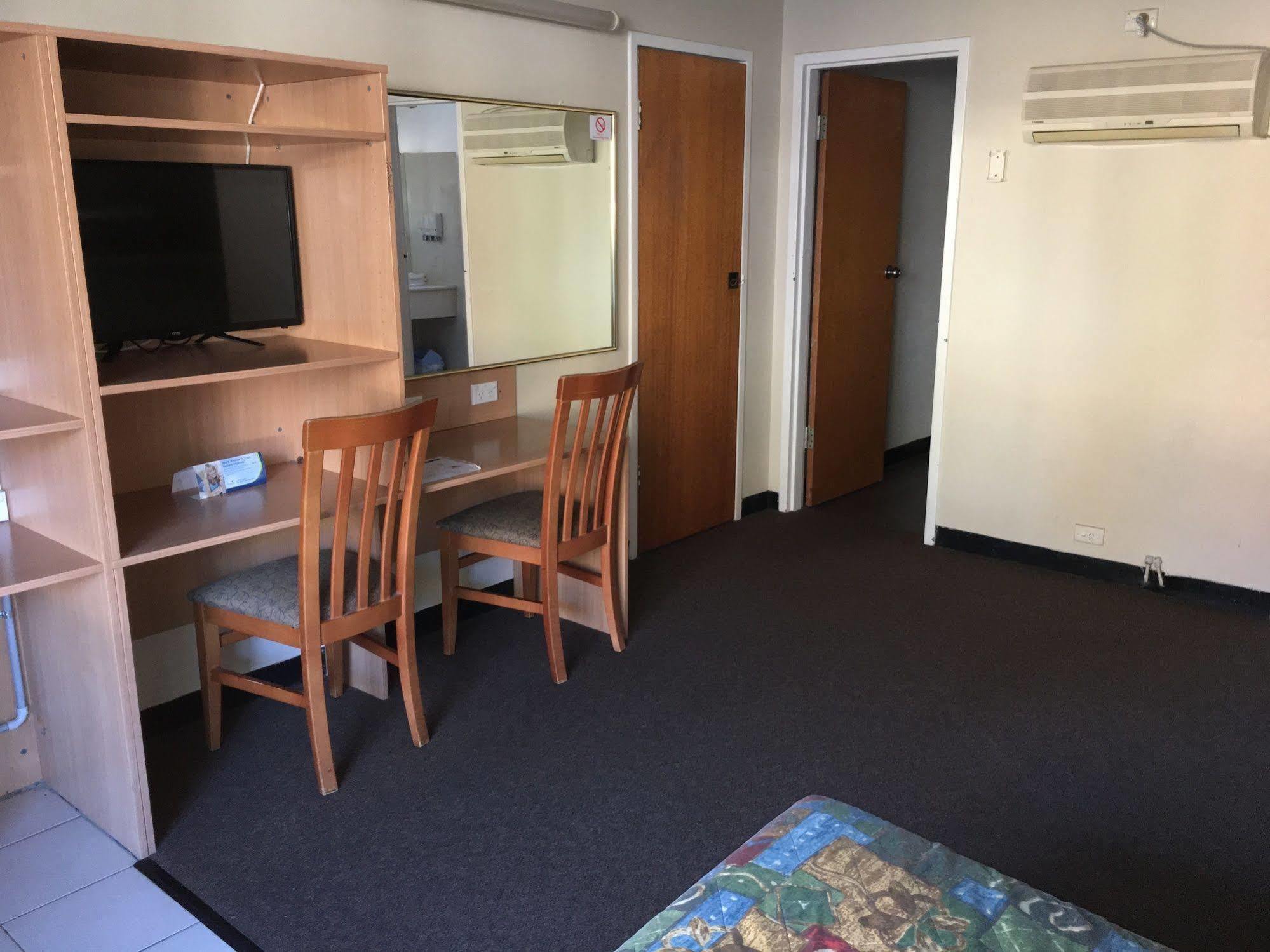 Red Cedars Motel Canberra Exterior photo