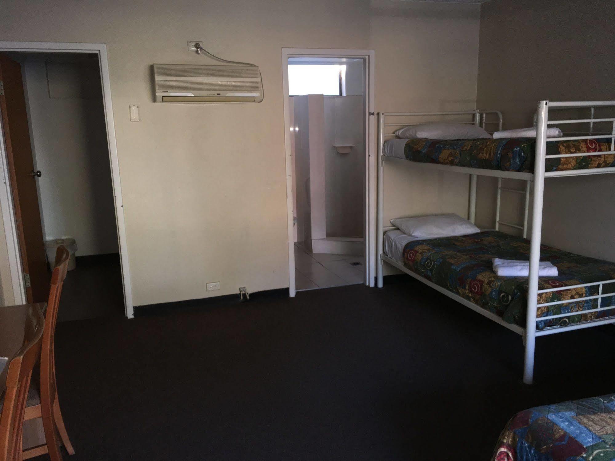 Red Cedars Motel Canberra Exterior photo