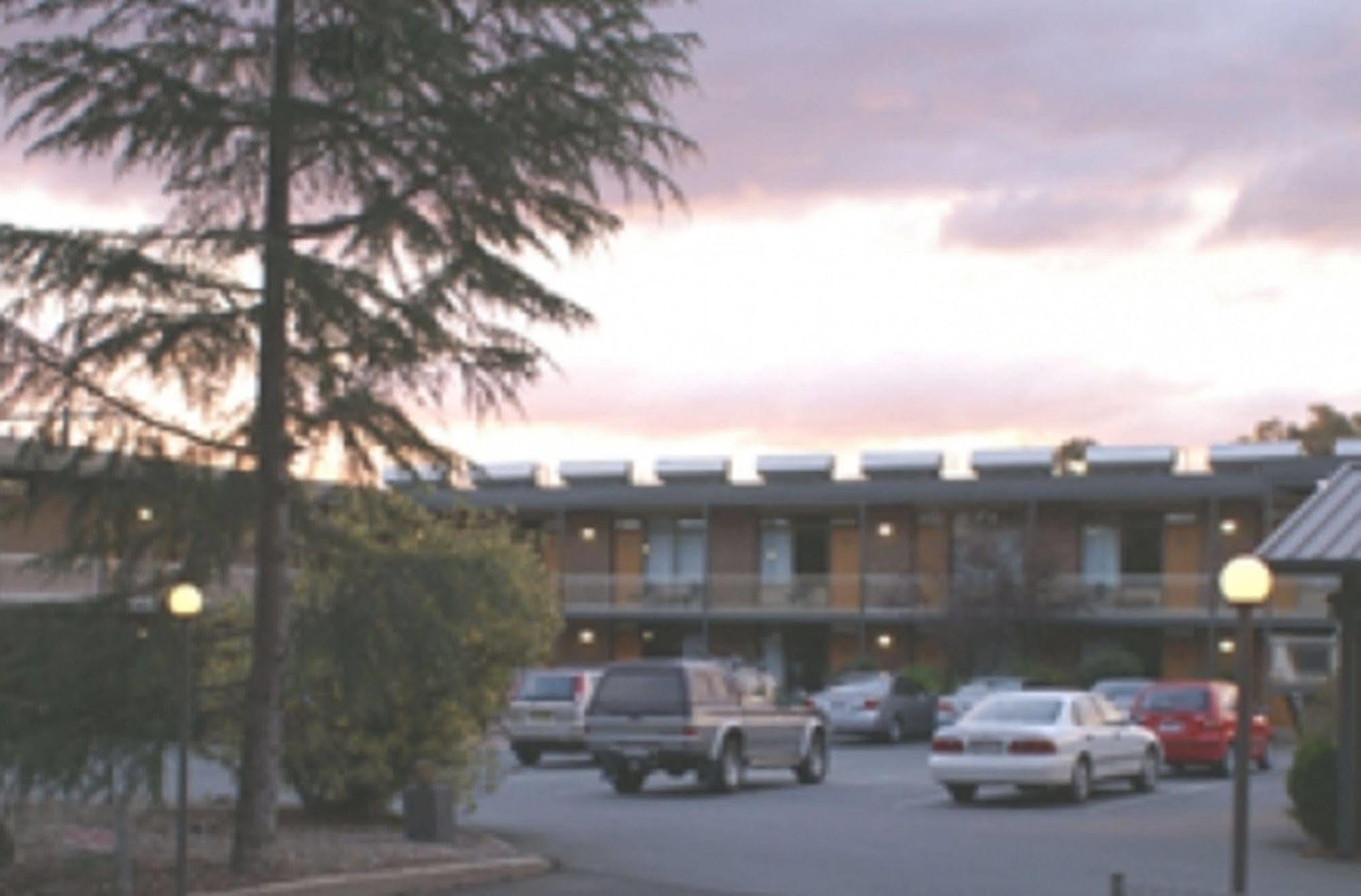 Red Cedars Motel Canberra Exterior photo